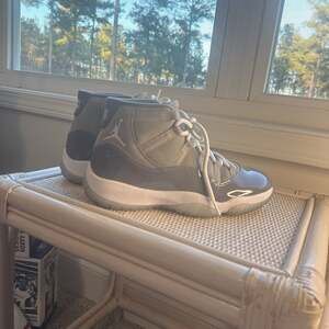 Nike Air Jordan 11 Retro Cool Grey 2021 Sz 9